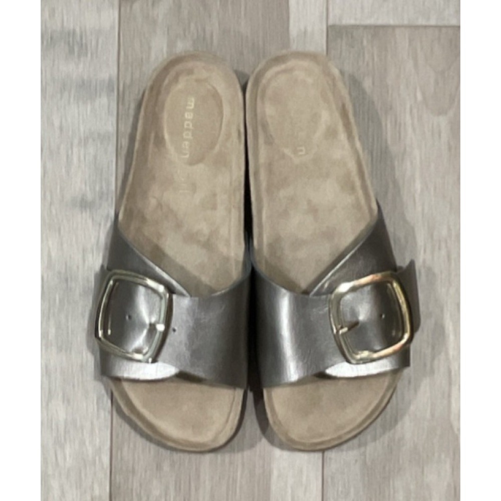 NIB Madden Girl Banner Womens Footbed Sandals Size 6M Buckle Slide Taupe Pearl
